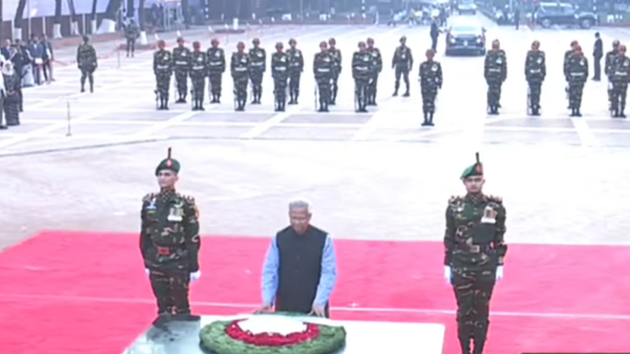শহীদ বুদ্ধিজীবী স্মৃতিসৌধে শ্রদ্ধা জানালেন প্রধান উপদেষ্টা