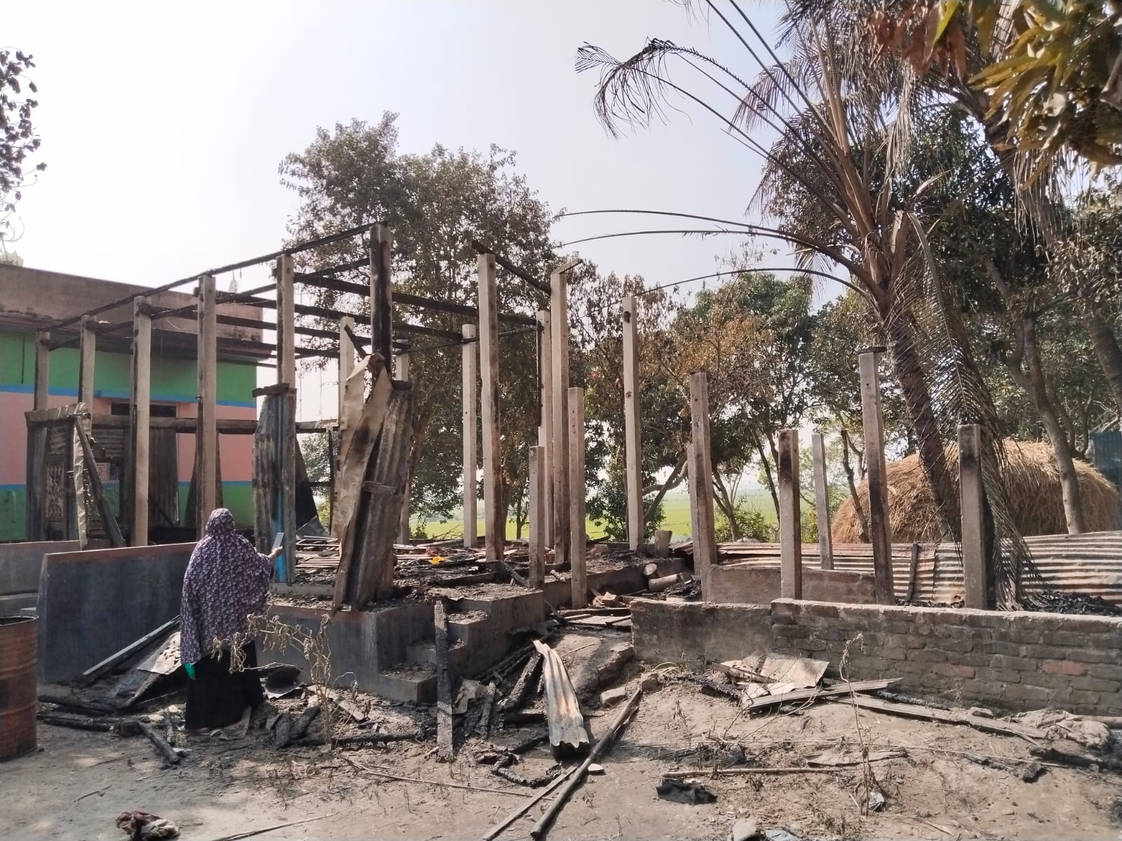 মুন্সিগঞ্জে আগুনে নিঃস্ব খেয়া ঘাটের মাঝি: তিল তিলে জমানো টাকা ও স্বপ্ন পুড়ে ছাই