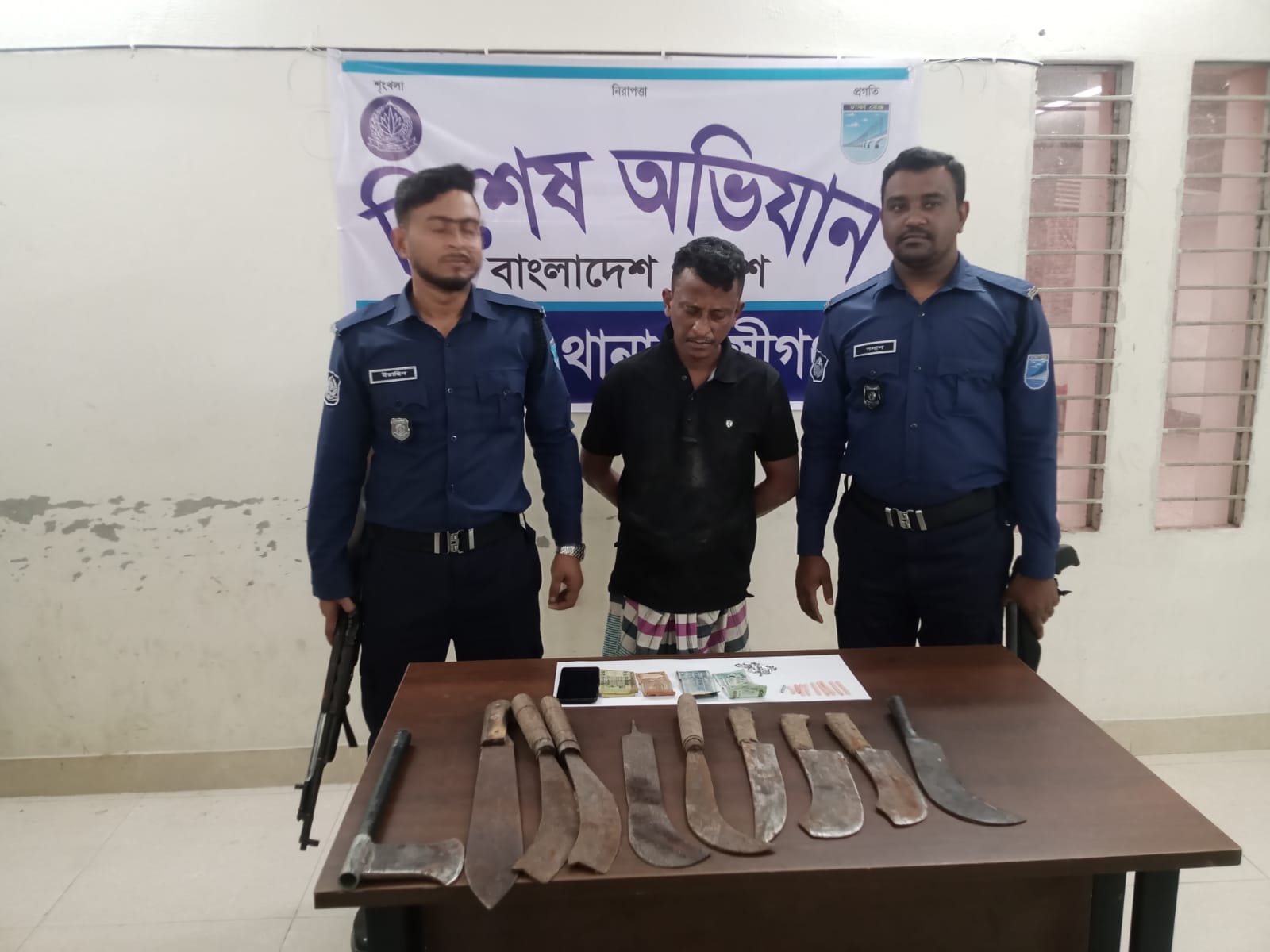 মুন্সিগঞ্জে সেনাবাহিনীর অভিযানে মাদক ও দেশীয় অস্ত্রসহ ‘মাদক ব্যবসায়ী’ গ্রেপ্তার