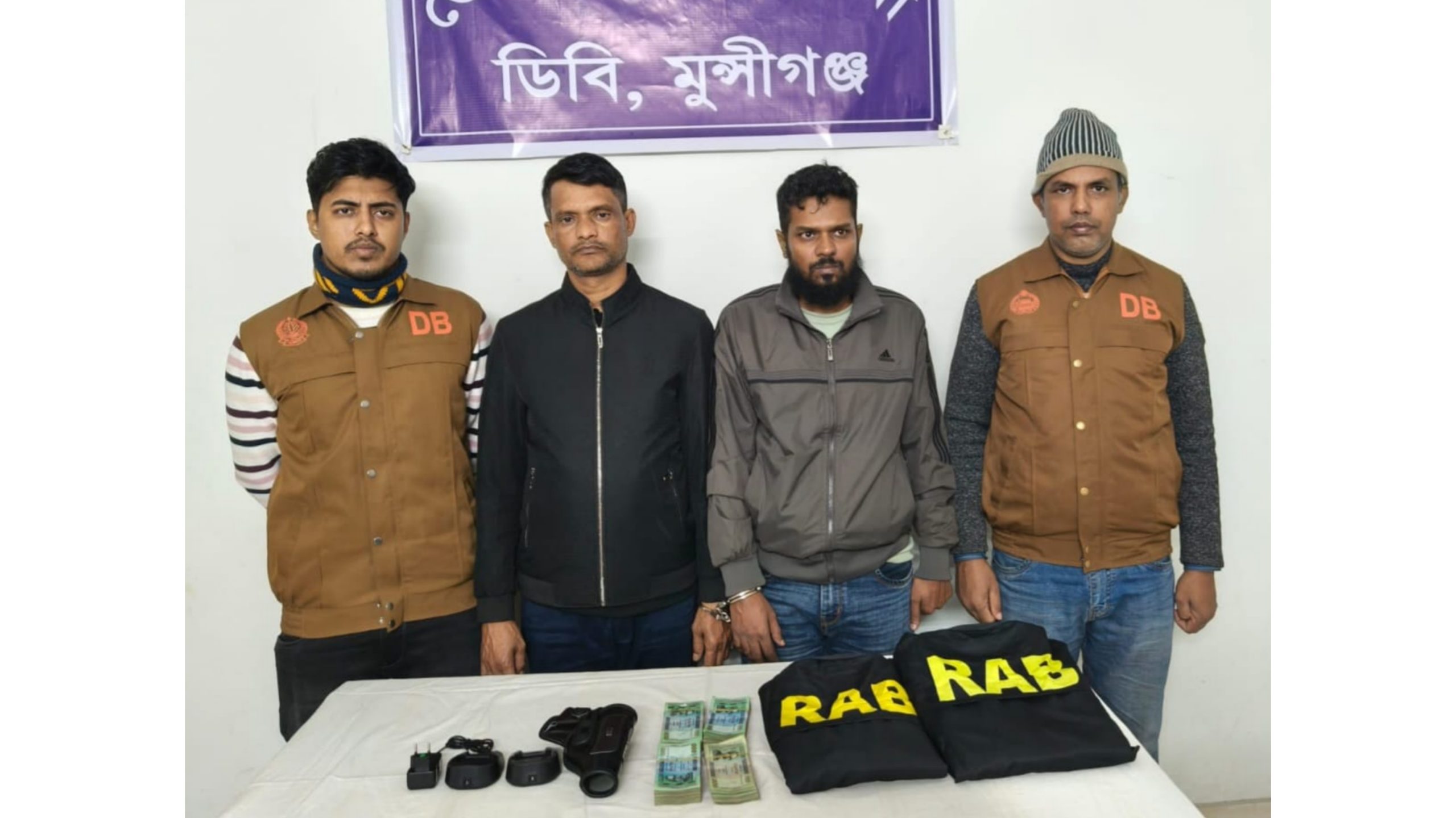 র‍্যাব-পুলিশ সেজে ডাকাতি করতেন তারা: টাকা-পোষাকসহ দুইজন গ্রেপ্তার
