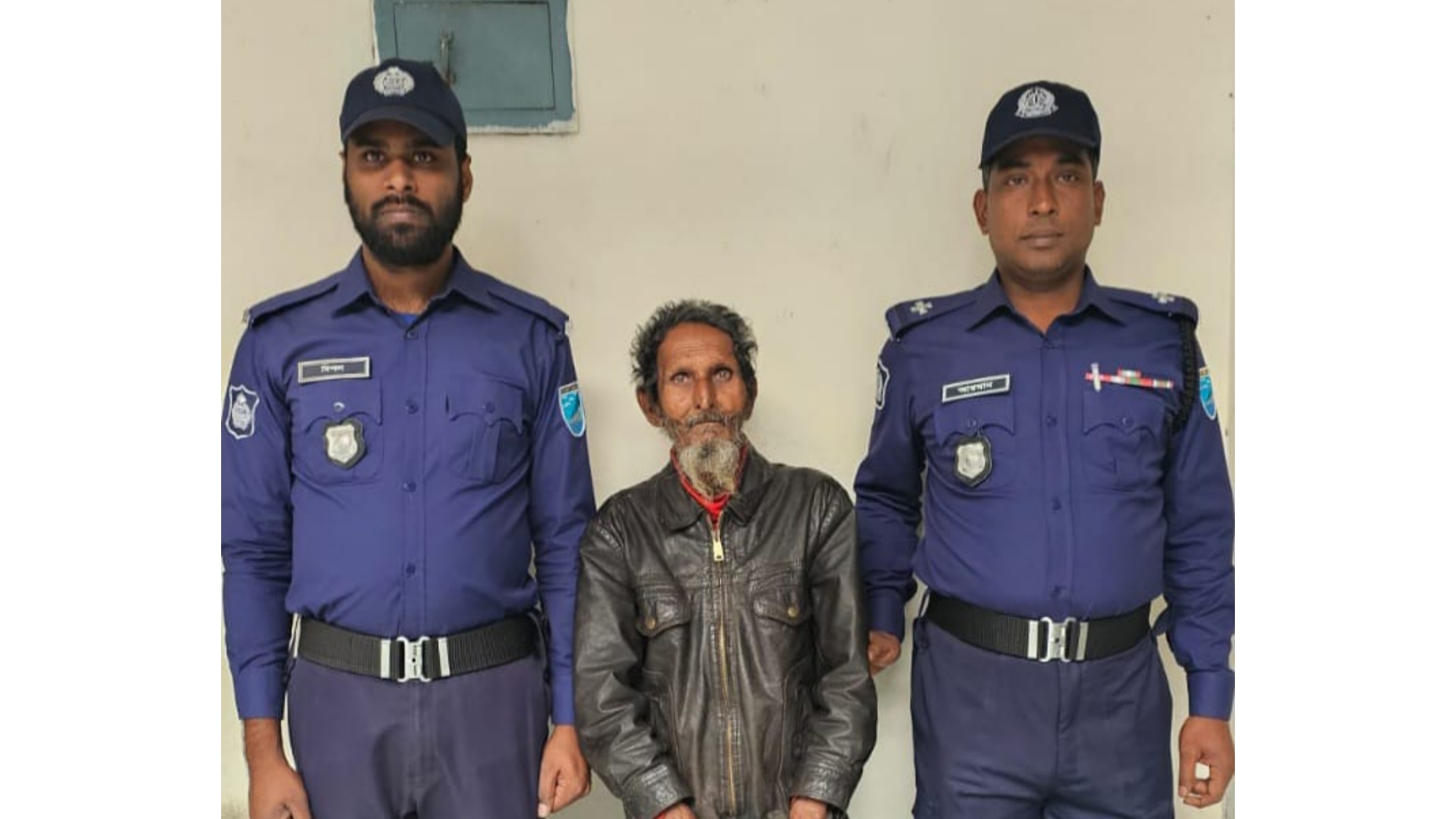 মুন্সিগঞ্জে নতুন বই দেয়ার প্রলোভন দেখিয়ে শিশু ধর্ষণ চেষ্টার অভিযোগে বৃদ্ধ গ্রেপ্তার