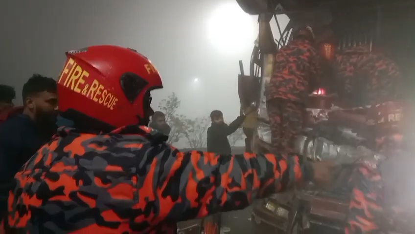 ঘন কুয়াশায় মাওয়া এক্সপ্রেসওয়েতে পৃথক ৩ দুর্ঘটনায় ক্ষতিগ্রস্থ ৭ যানবাহন, আহত একাধিক
