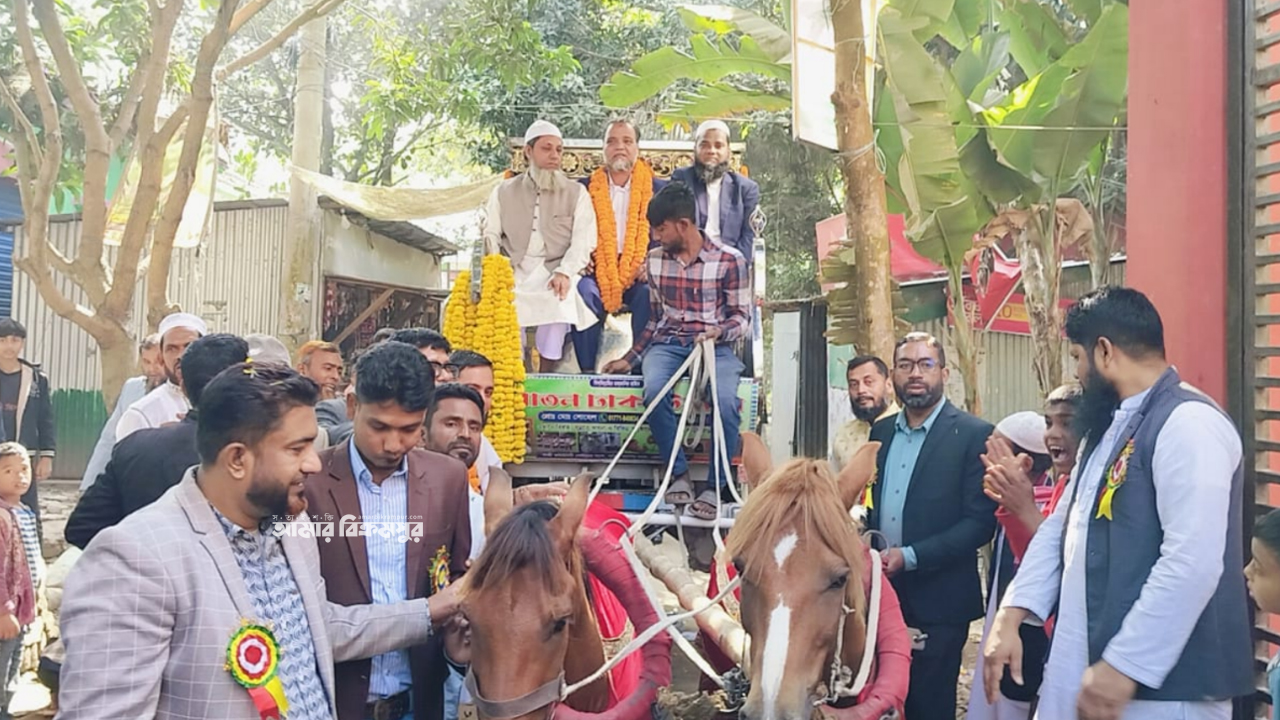 গজারিয়ায় ৩৮ বছরের শিক্ষকতা শেষে ঘোড়ার গাড়িতে চড়ে রাজকীয় বিদায় নিলেন হক মাস্টার