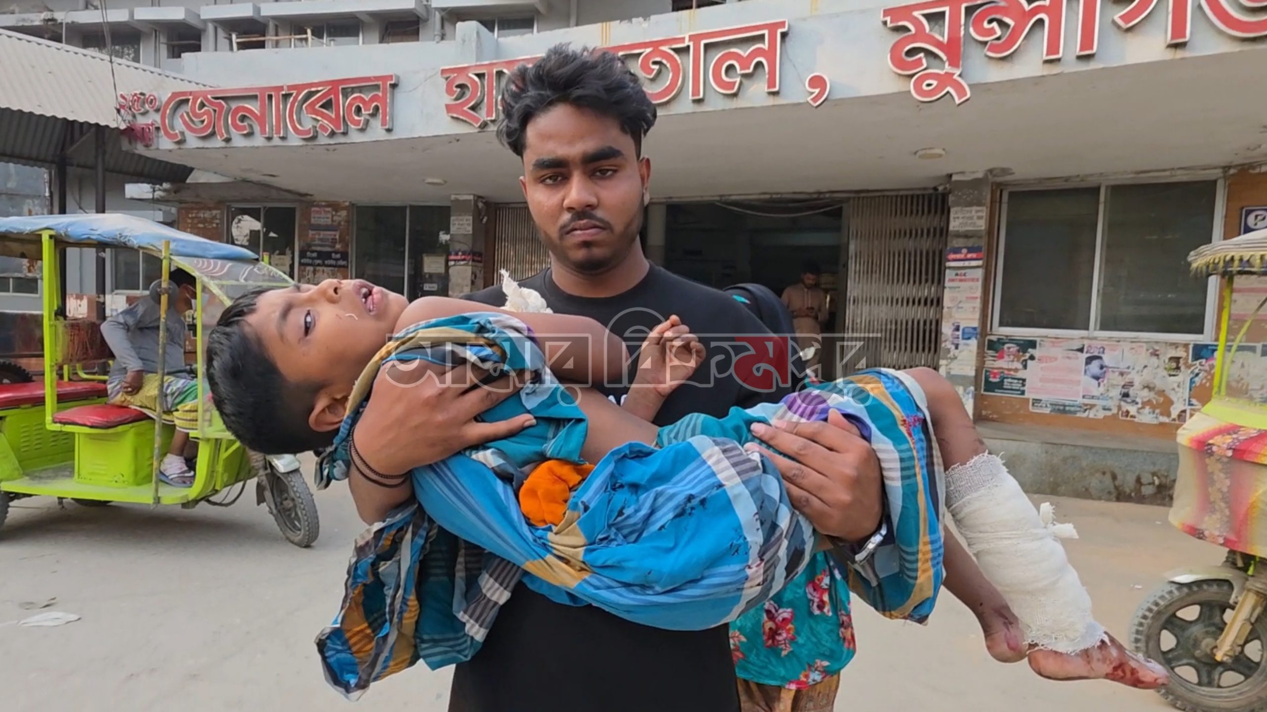 মুন্সিগঞ্জে আলু ক্ষেতে কুড়িয়ে পাওয়া ককটেল বিস্ফোরণে গুরুতর আহত শিশু, ঢাকায় প্রেরণ