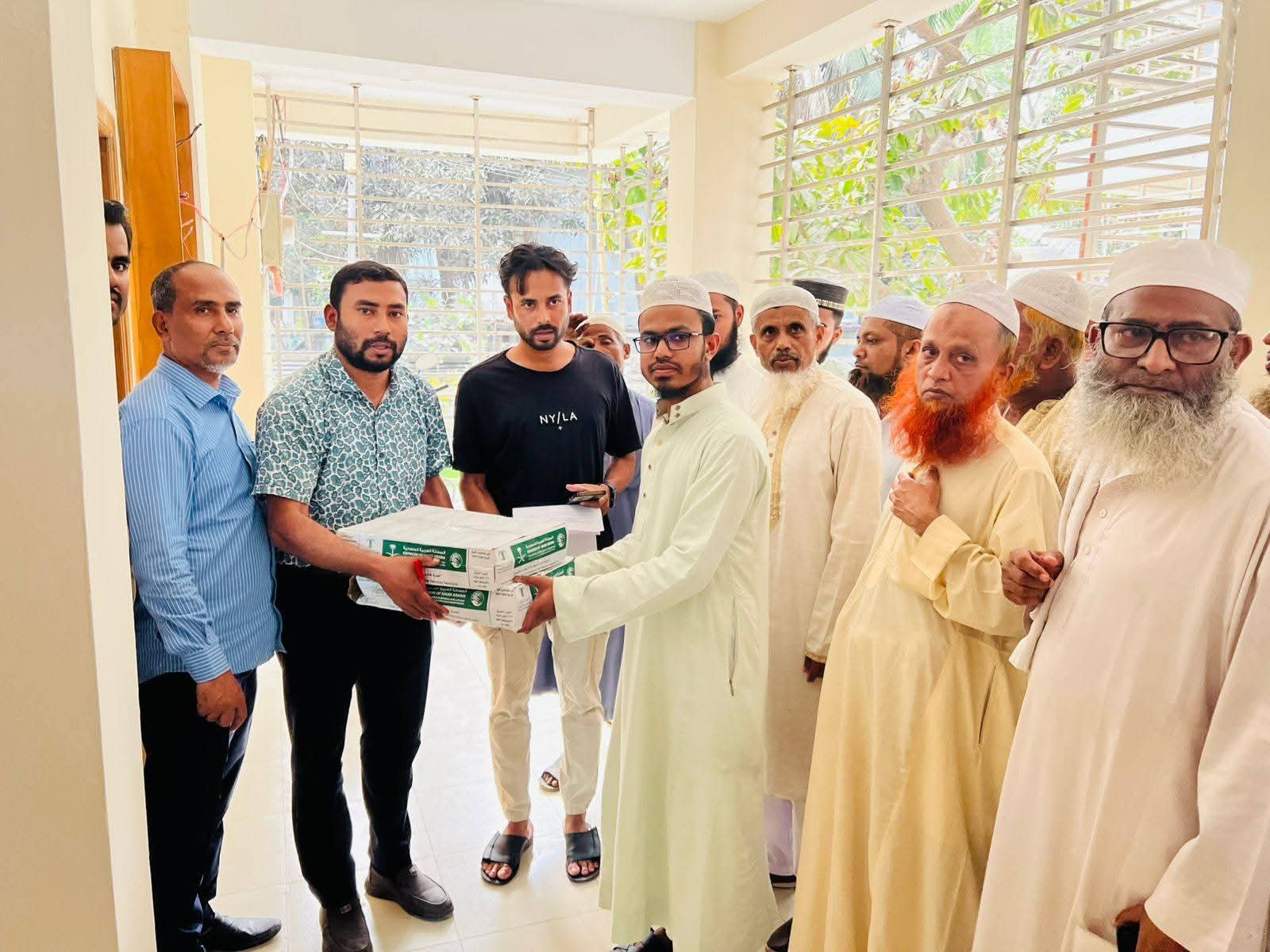 সৌদি আরব থেকে আসা মুন্সিগঞ্জের জন্য ১৮০ কার্টন খেজুর বিতরণ শুরু