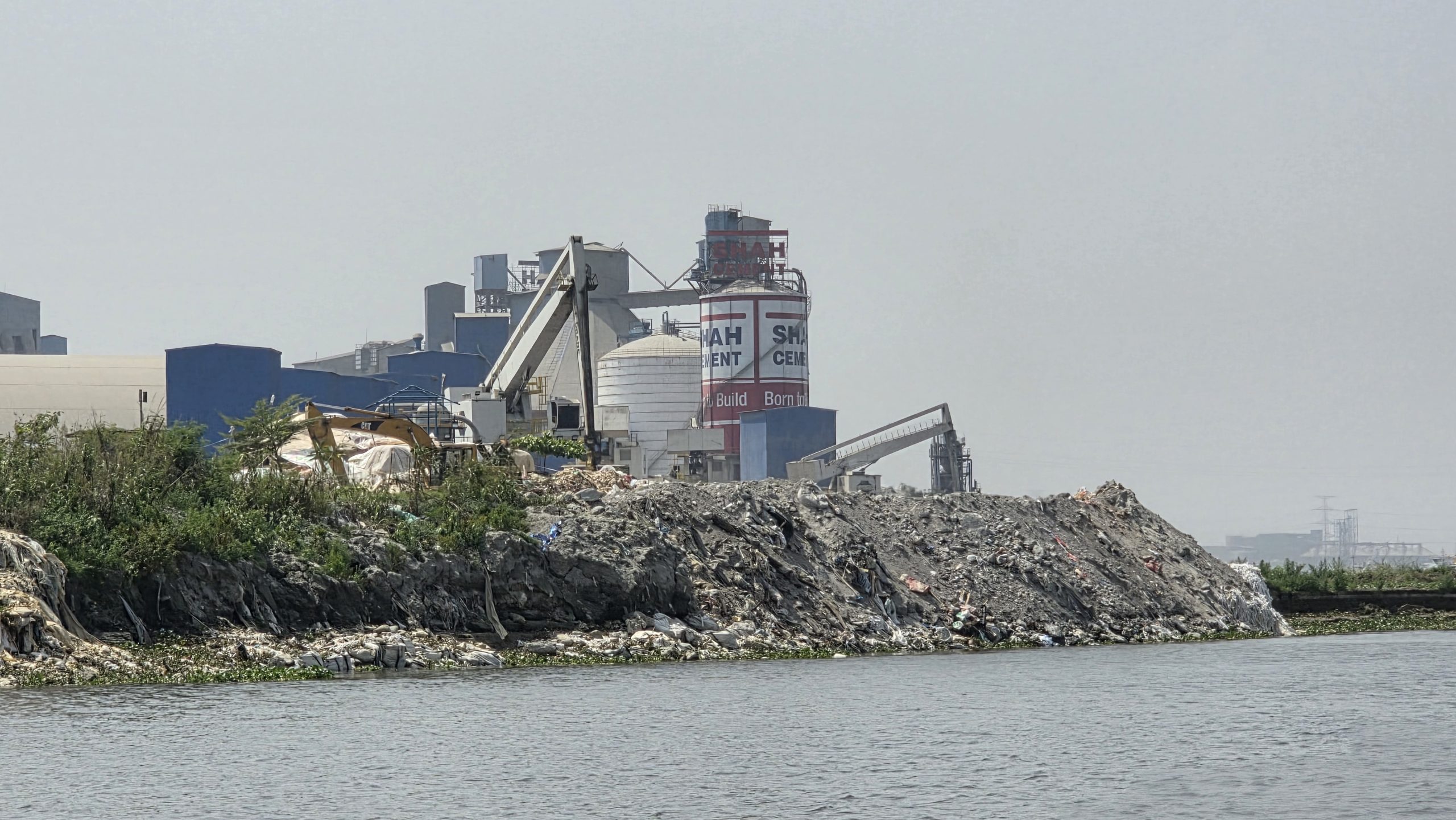 সরকারি জমি ও নদী দখল করে অবৈধ স্থাপনা করায় শাহ সিমেন্টের বিরুদ্ধে হাইকোর্টের রুল
