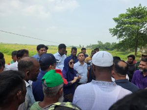 আড়িয়াল বিল: কৃষকদের সঙ্গে সরাসরি কথা বললেন ডিসি, তেল সরবরাহ নিশ্চিতের আশ্বাস