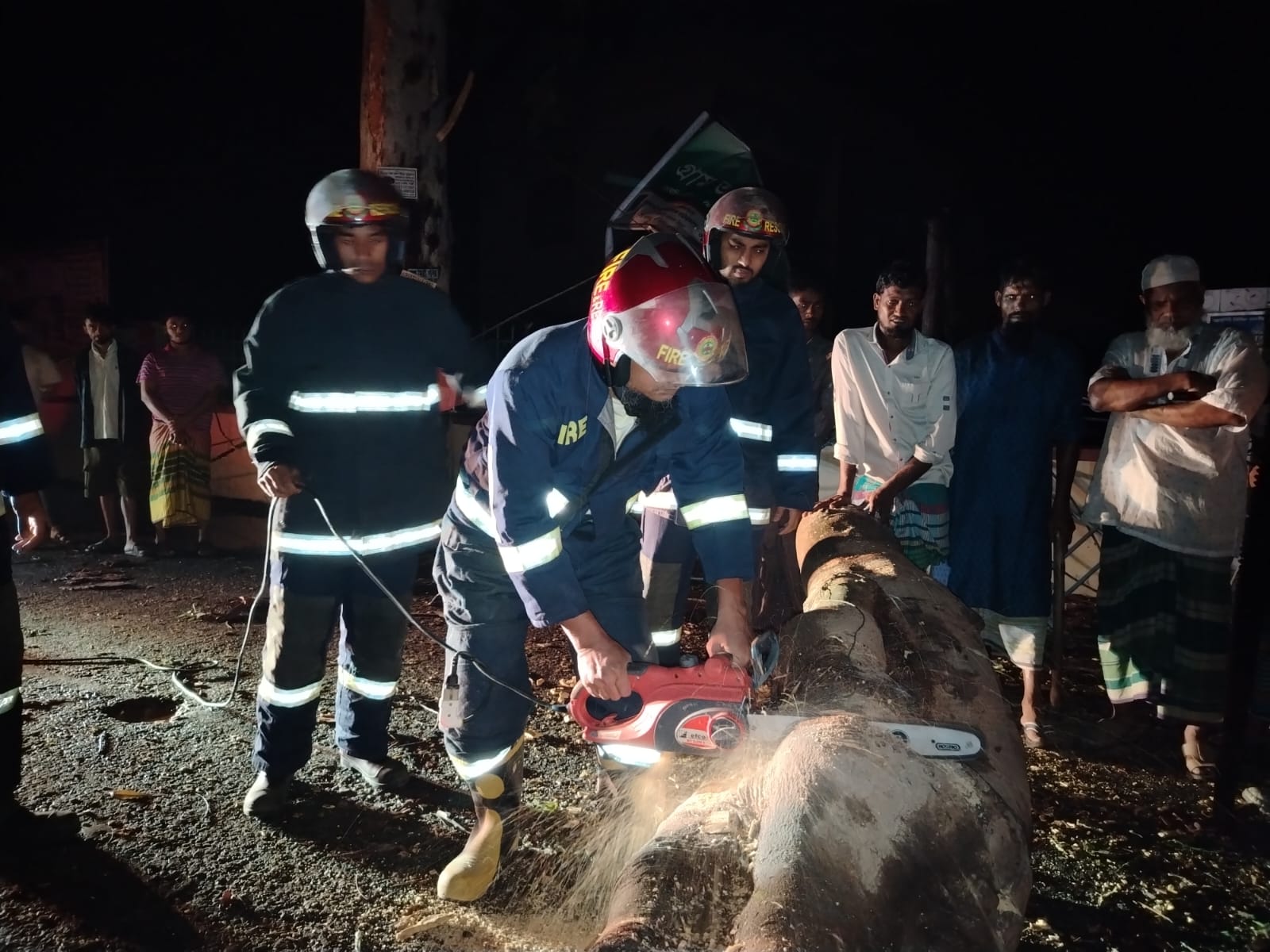 কালবৈশাখী ঝড়ে মুন্সিগঞ্জ-লৌহজং সড়কে গাছ পড়ে যান চলাচল বন্ধ, বর্তমানে স্বাভাবিক