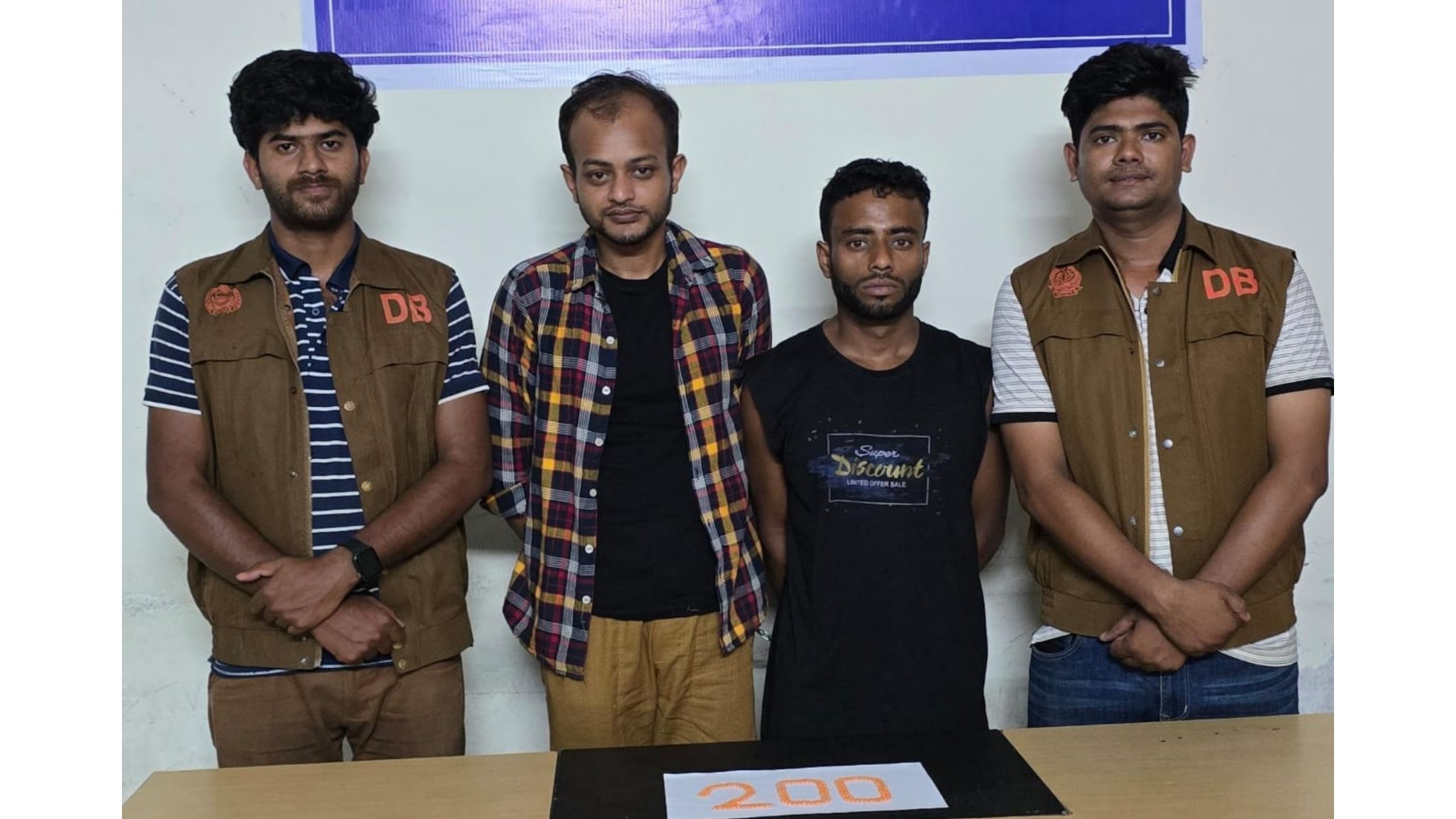 মুন্সিগঞ্জে মাদকবিরোধী অভিযানে ইয়াবাসহ ডিবির হাতে গ্রেপ্তার ২