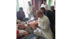 নির্বাচনে বিপক্ষে অবস্থান নেয়া অসুস্থ বিএনপি নেতাকে দেখতে গেলেন পরাজিত এমপি প্রার্থী