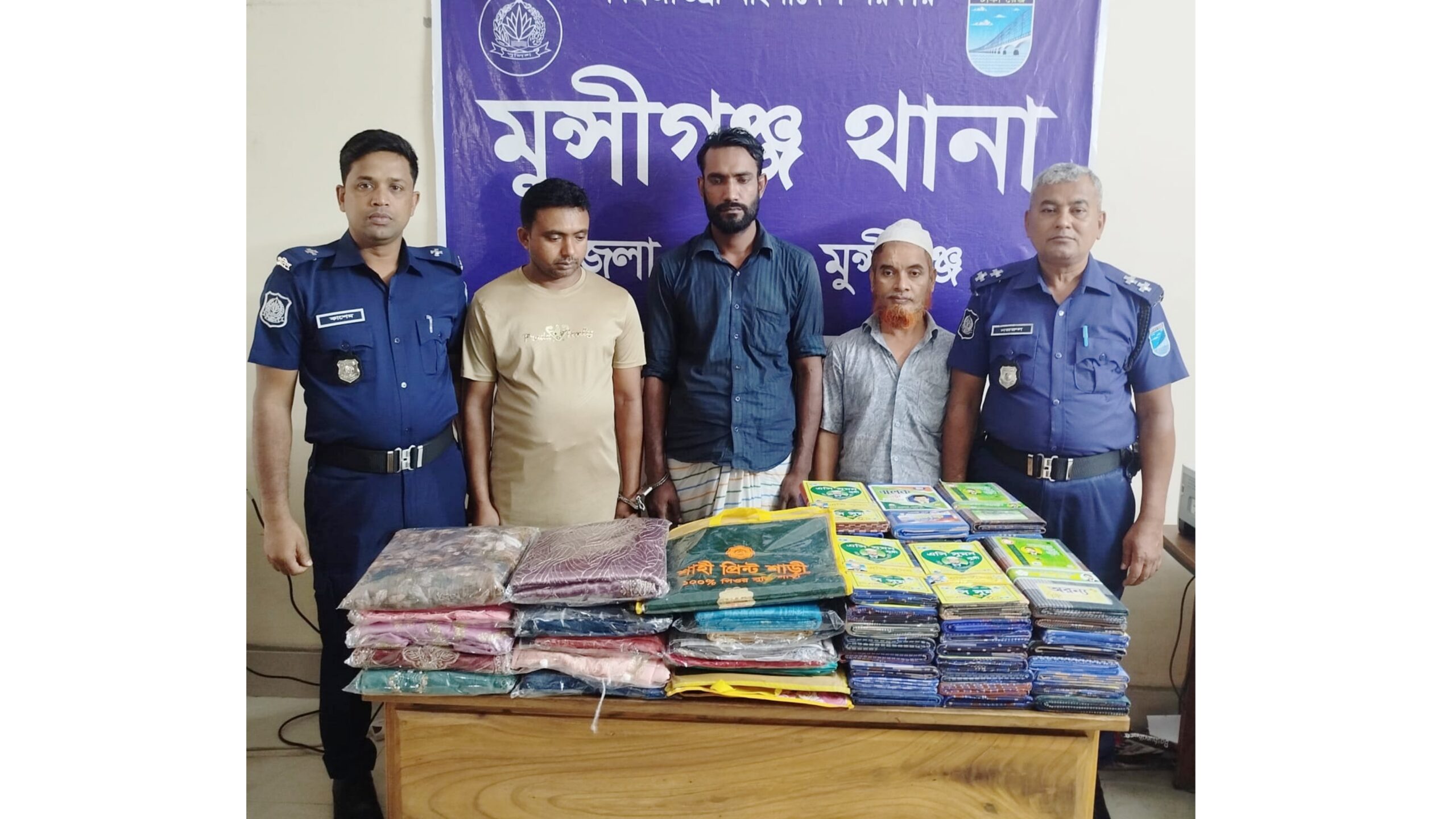 মুন্সিগঞ্জে দোকানে ঢুকে ৮ লাখ টাকার শাড়ি-লুঙ্গি চুরি: মালামালসহ ৩ জন গ্রেপ্তার