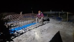 মুন্সিগঞ্জে বজ্রপাতে নিহত সন্তানের লাশ চুরির আশঙ্কায় কবরস্থানে পিতার পাহারা