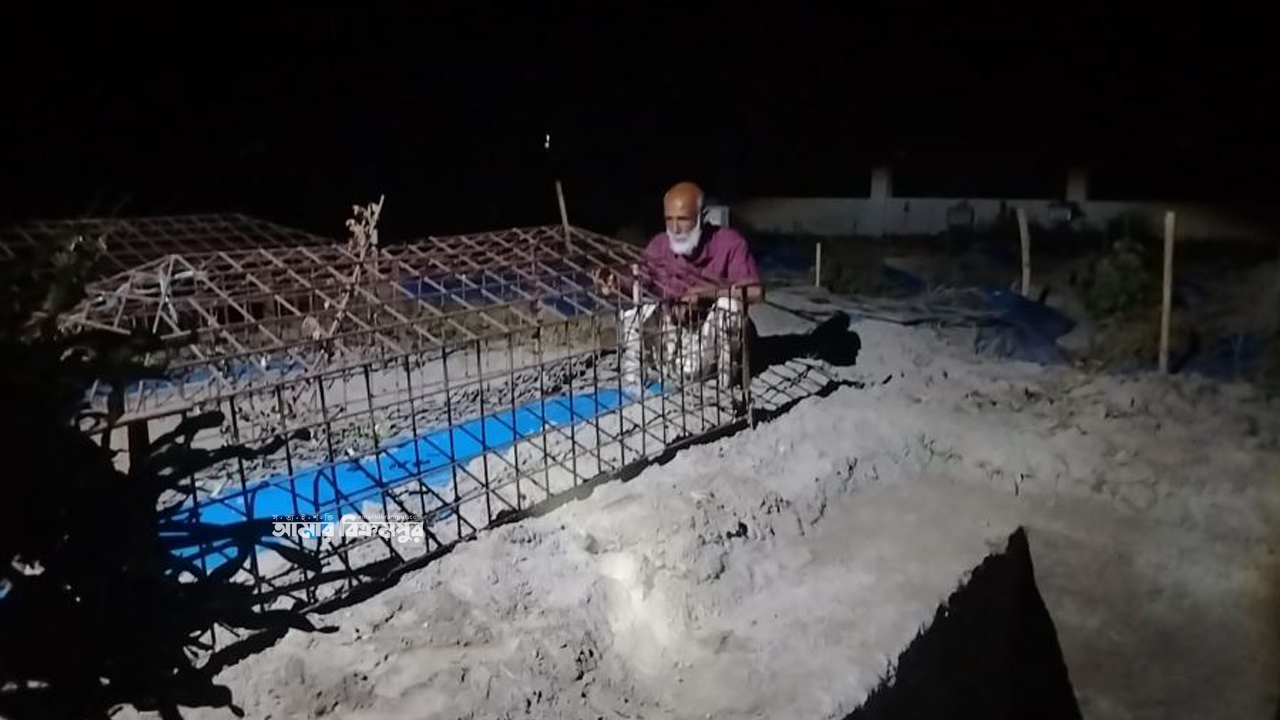 মুন্সিগঞ্জে বজ্রপাতে নিহত সন্তানের লাশ চুরির আশঙ্কায় কবরস্থানে পিতার পাহারা