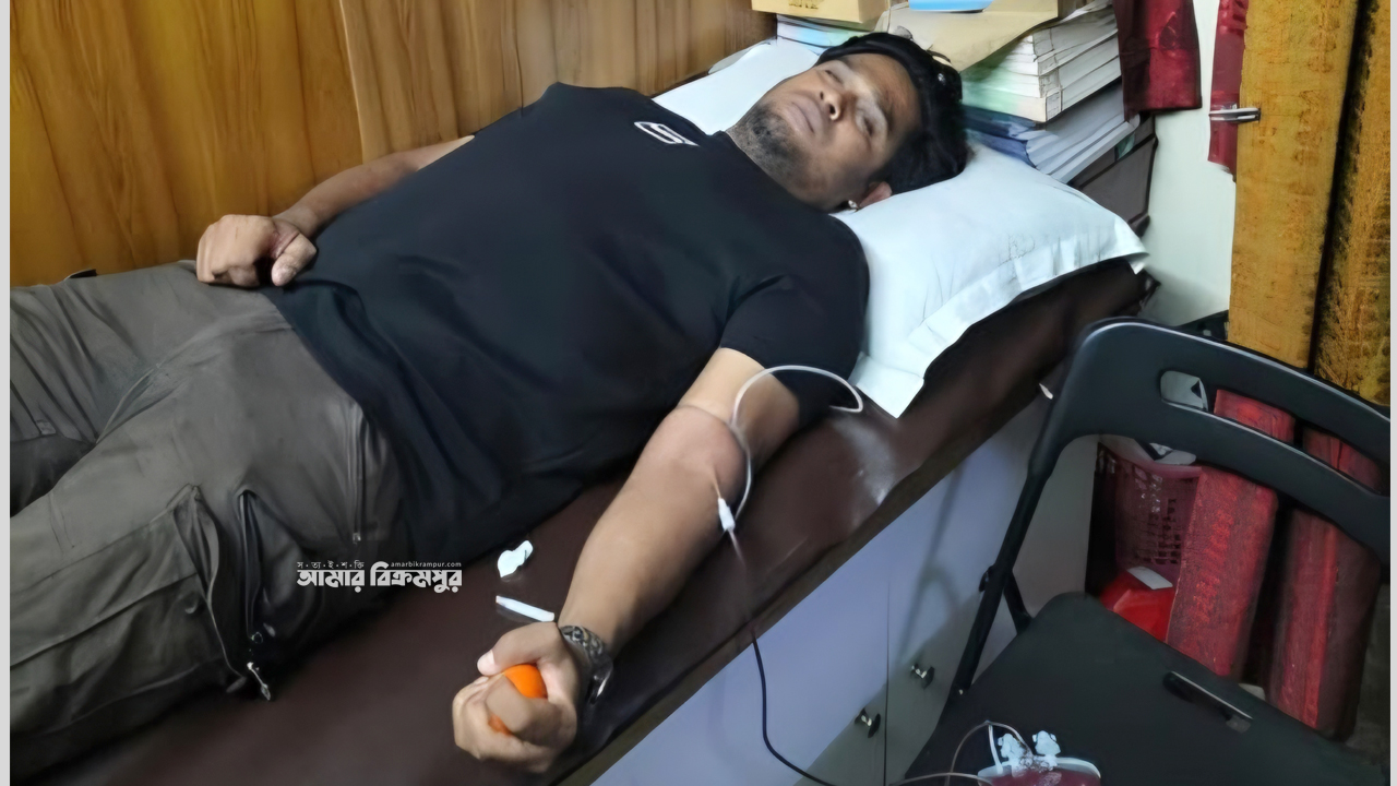 ১৮ বছরে ৫০ বার রক্ত দিয়ে সারাদেশে দৃষ্টান্ত স্থাপন করলেন মুন্সিগঞ্জের মাহাবুব রনি