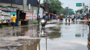 সকাল থেকে টানা বৃষ্টিতে মুন্সিগঞ্জে স্বাভাবিক জনজীবনে ছন্দপতন