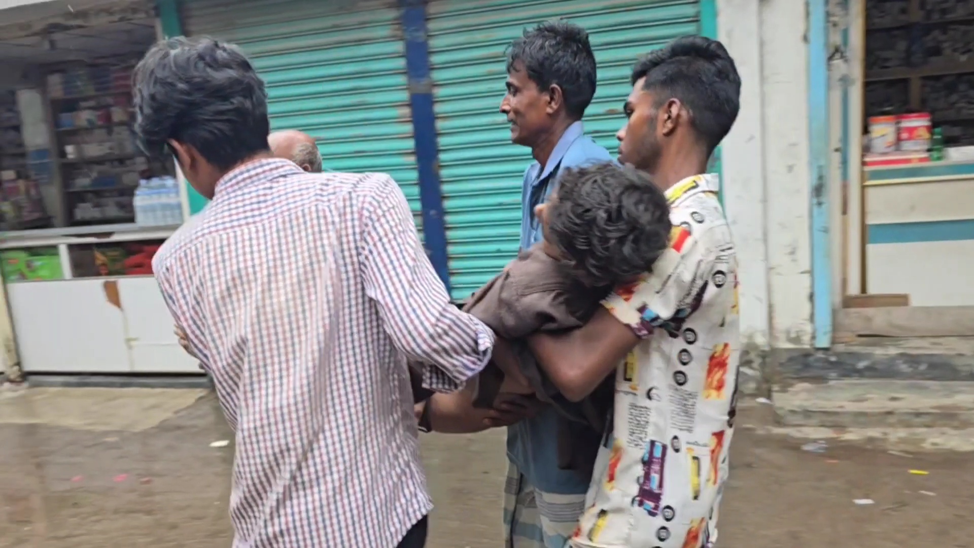 মুন্সিগঞ্জে জমিতে গরু আনতে গিয়ে ও ফুটবল খেলতে গিয়ে বজ্রপাতে প্রাণ গেছে দুইজনের