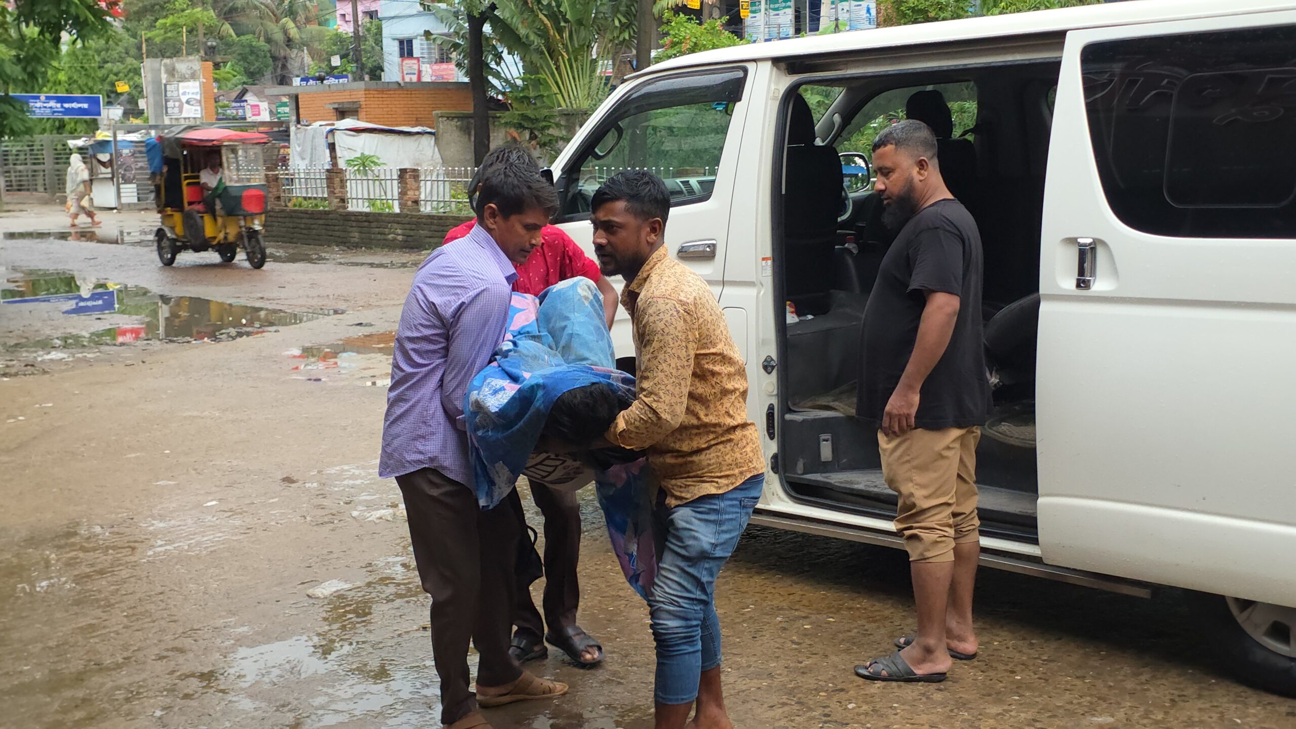তুমুল বৃষ্টির মধ্যেও কাজ করছিলেন শাহ সিমেন্টের শ্রমিক, বজ্রপাতে গেল প্রাণ