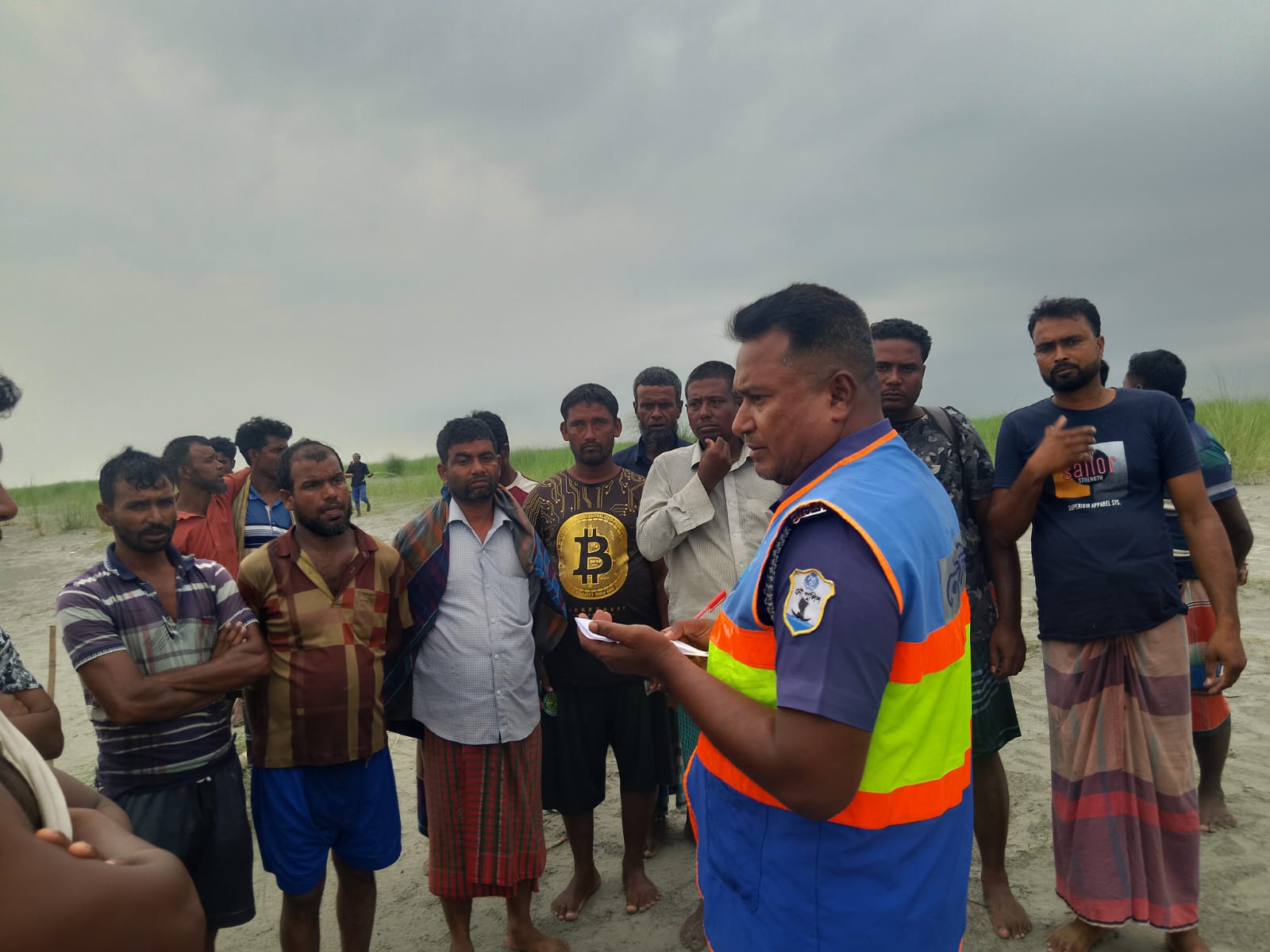 পদ্মায় কুরবানির ২৩ গরুসহ ট্রলারডুবি: নিখোঁজ ১, সাতরে প্রাণে বাঁচেন ১৪ পাইকার