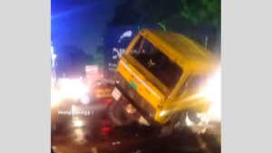 ঢাকা-চট্রগ্রাম মহাসড়কে কাভার্ডভ্যান-লরি সংঘর্ষে হেলপার নিহত, গুরুতর আহত চালক