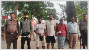 জোর করে এক হাটের গরু আরেক হাটে নামানোর চেষ্টাকালে ৩ জনকে ধরলো নৌ পুলিশ