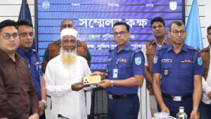 মুন্সিগঞ্জে ১৫টি হারানো মোবাইল উদ্ধার করে মালিকদের ফেরৎ দিলো পুলিশ