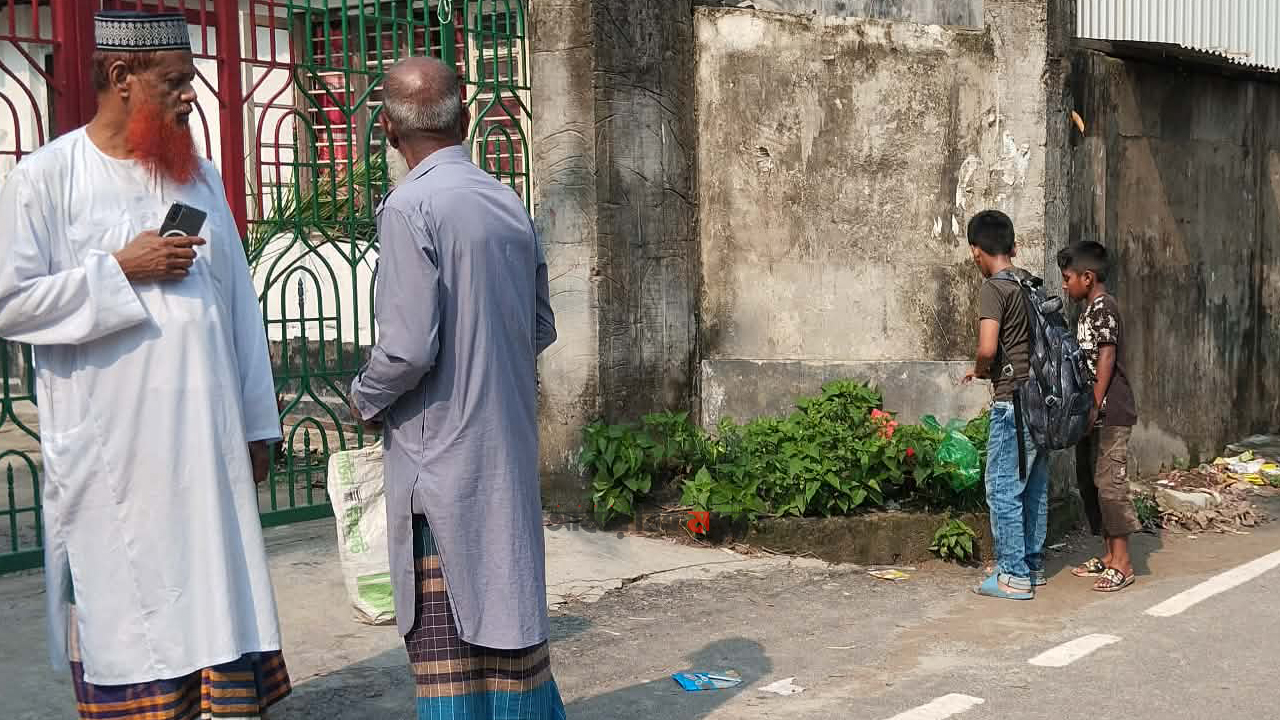 মুন্সিগঞ্জ শহরে রাস্তার পাশে পড়েছিল পলিথিনে মোড়ানো শিশুর ভ্রূণ