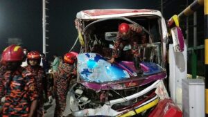 মাওয়া এক্সপ্রেসওয়ের টোল প্লাজায় বাস চাপায় প্রাণ গেছে মোটরসাইকেল চালকের