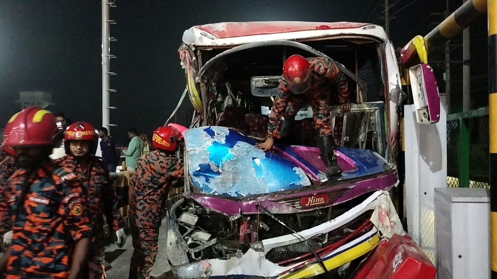 মাওয়া এক্সপ্রেসওয়ের টোল প্লাজায় বাস চাপায় প্রাণ গেছে মোটরসাইকেল চালকের