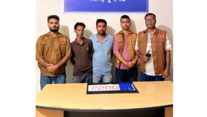 লন্ড্রি দোকানের সামনে অপেক্ষা, শেষ পর্যন্ত ২৪০০ ইয়াবাসহ ধরা পড়লেন দুজন