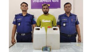 সিরাজদিখানের রাজানগর বাজারে পুলিশের হানা, চোলাই মদসহ ধরা খেলেন গাফফার