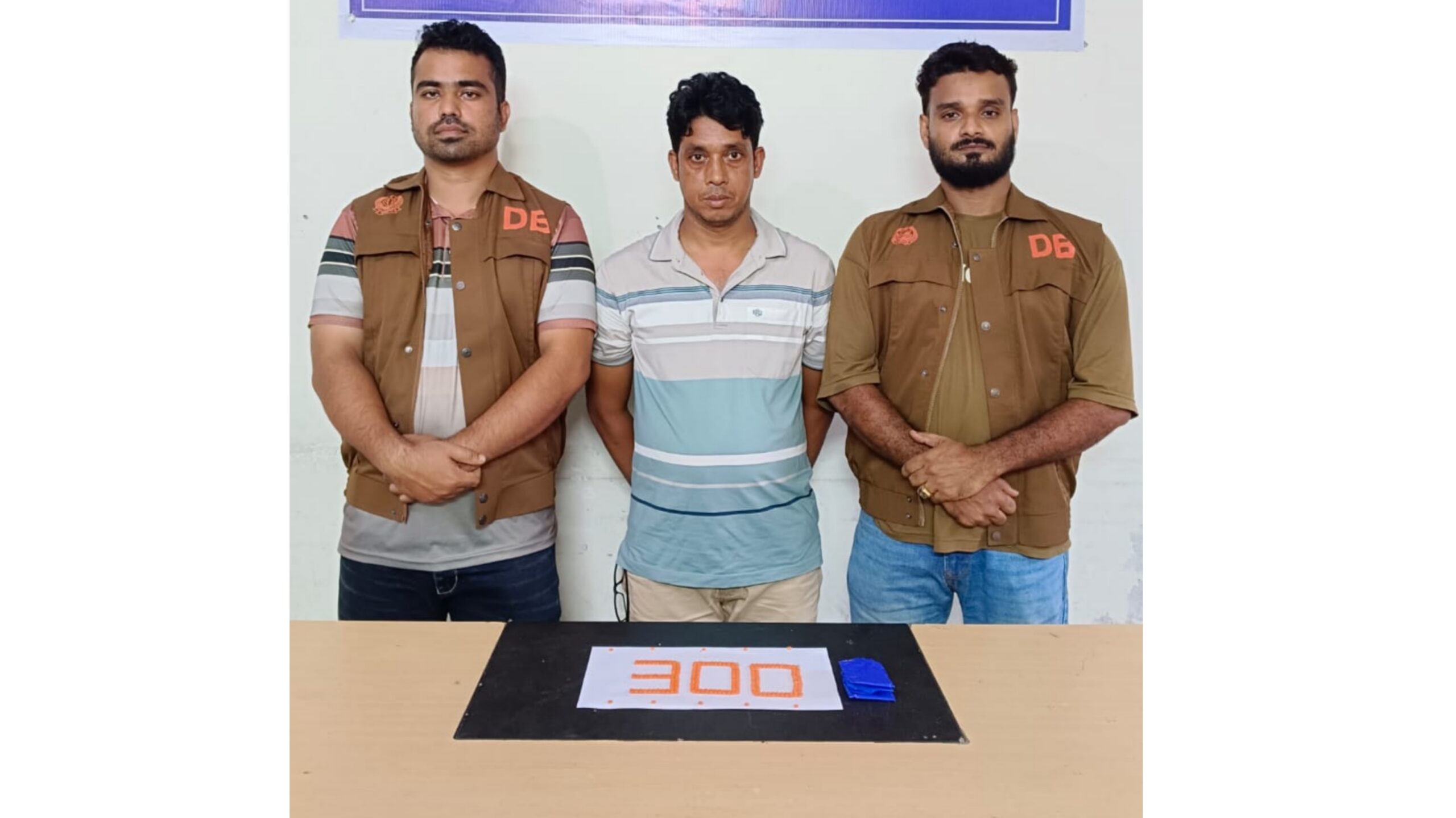 মুন্সিগঞ্জ শহরে ইয়াবা বেচেন তিনি, ৩০০ পিসসহ ধরা পড়লেন ডিবির হাতে