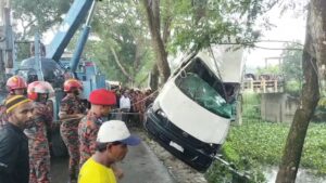মুন্সিগঞ্জে প্রবাসীকে এগিয়ে দেয়ার পথে মাইক্রোবাস উল্টে স্ত্রী’র পর প্রাণ গেছে মায়েরও