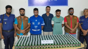 মুন্সিগঞ্জের টরকিতে ২৪০ ক্যান বিদেশি বিয়ারসহ ডিবি-পুলিশের যৌথ অভিযানে ধরা ৩ জন