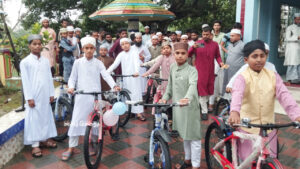 টানা ৪১ দিন পাঁচ ওয়াক্ত নামাজ আদায় করে বাইসাইকেল উপহার পেল ৯ শিশু-কিশোর