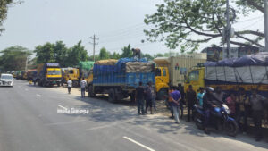ঢাকা-চট্টগ্রাম মহাসড়কে অবৈধ ট্রাক পার্কিংয়ে যানজট, বাড়ছে দুর্ঘটনার ঝুঁকি