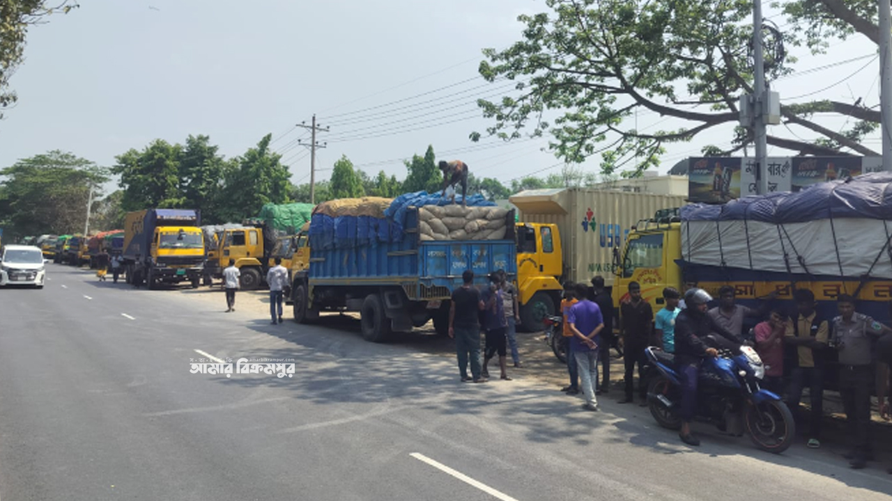 ঢাকা-চট্টগ্রাম মহাসড়কে অবৈধ ট্রাক পার্কিংয়ে যানজট, বাড়ছে দুর্ঘটনার ঝুঁকি