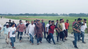 সরকারি জমিতে রাস্তা বানাচ্ছে শিল্প প্রতিষ্ঠান, খবর পেয়ে ছুটে গেলেন এমপি