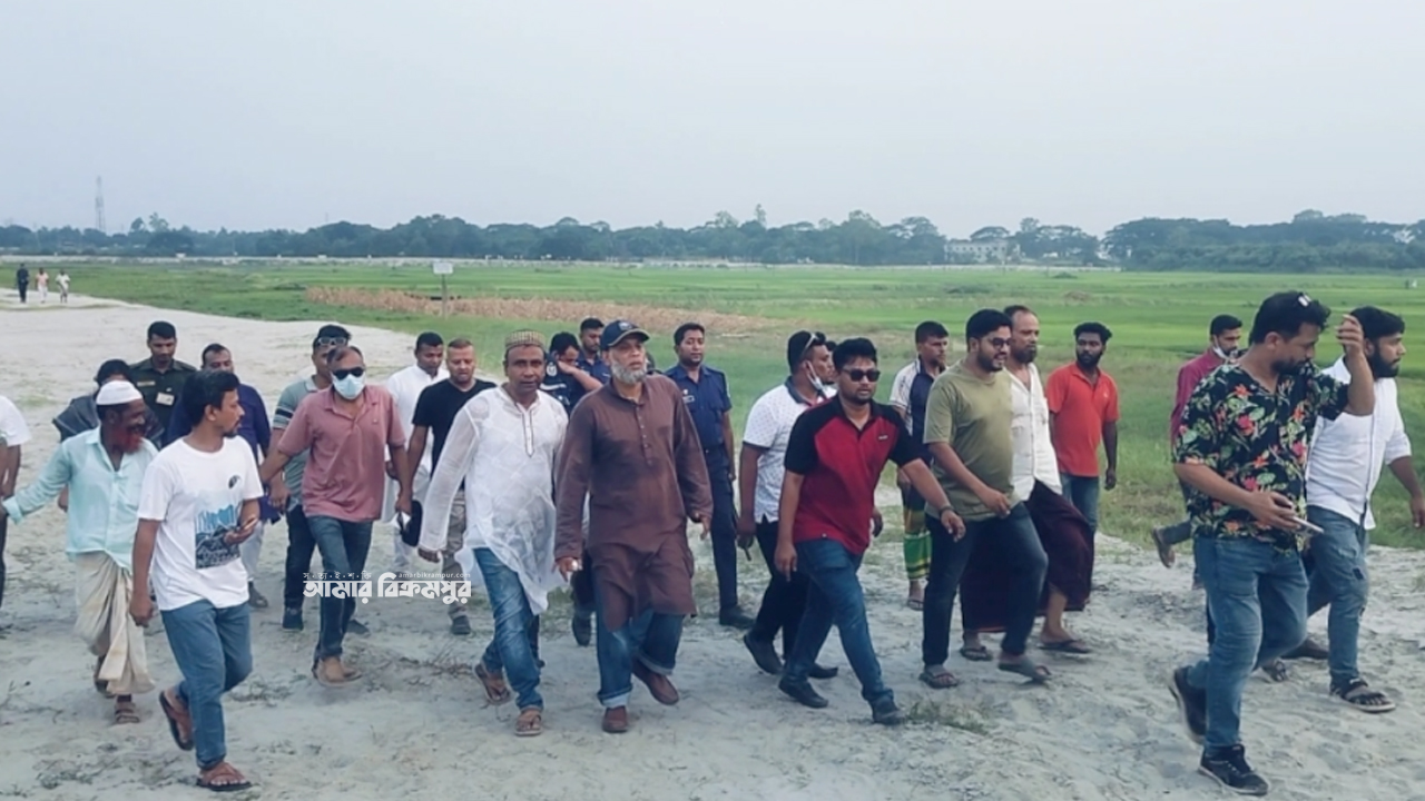 সরকারি জমিতে রাস্তা বানাচ্ছে শিল্প প্রতিষ্ঠান, খবর পেয়ে ছুটে গেলেন এমপি