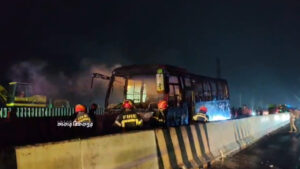 মাওয়া এক্সপ্রেসওয়েতে চলন্ত বাসে আগুন, রক্ষা পেল যাত্রীরা