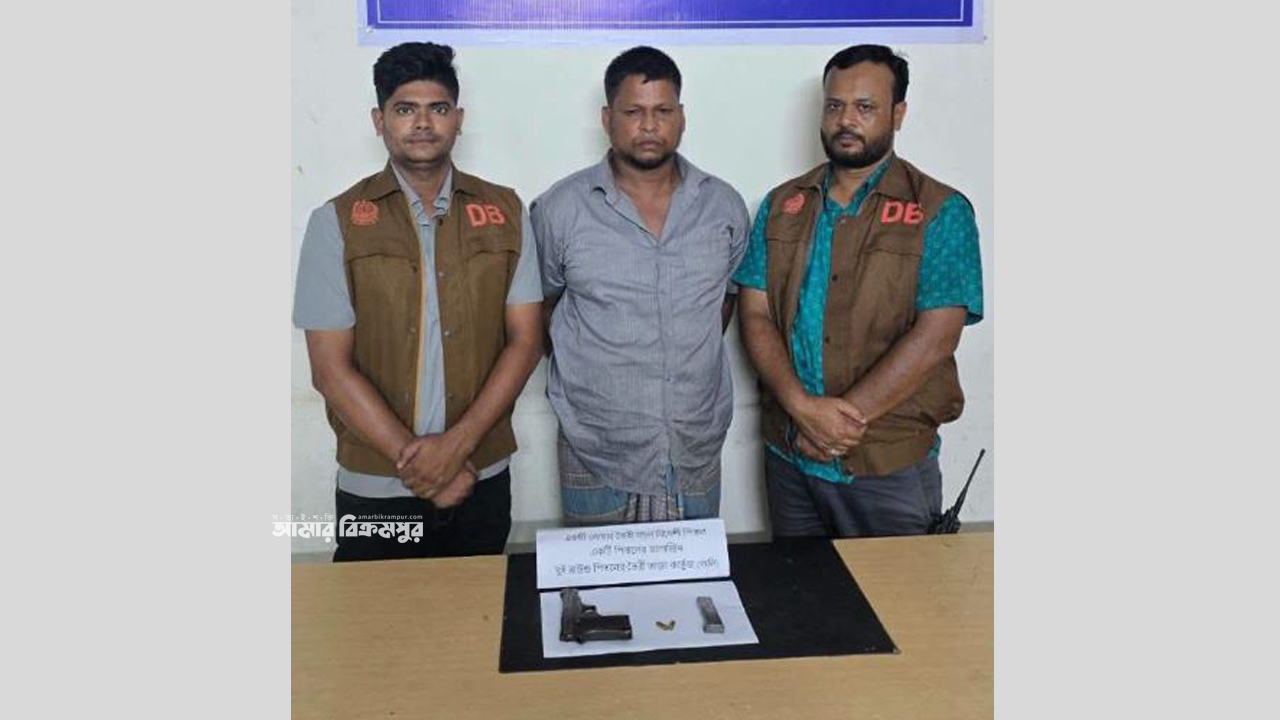 মোল্লাকান্দিতে ফ্রিজে মাছ-মাংস-আইসক্রিমের সঙ্গে পাওয়া গেল অস্ত্র-গুলি