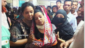 মুন্সিগঞ্জে ঘরে ঢুকে ব্যবসায়ীর স্ত্রী-সন্তানকে ছুরিকাঘাত, গণধোলাইয়ের পর পুলিশে সোপর্দ