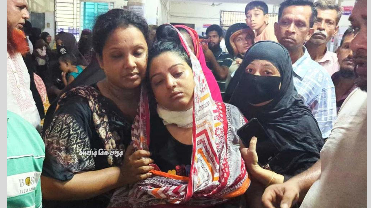 মুন্সিগঞ্জে ঘরে ঢুকে ব্যবসায়ীর স্ত্রী-সন্তানকে ছুরিকাঘাত, গণধোলাইয়ের পর পুলিশে সোপর্দ