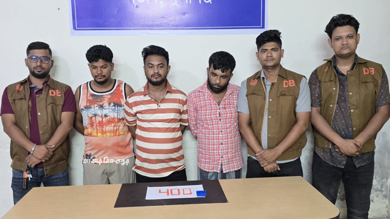 মুন্সিগঞ্জের বেতকা ব্রিজ থেকে ৪০০ ইয়াবাসহ ৩ জনকে গ্রেপ্তার করলো ডিবি