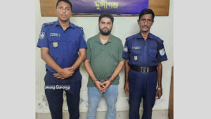 মুন্সিগঞ্জে পুলিশের হ্যান্ডকাফসহ পালিয়ে যাওয়া আ. লীগ নেতা গ্রেপ্তার
