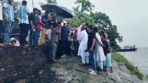 গজারিয়ায় নদীভাঙন পরিদর্শনে এমপি রতন, কাল থেকে কাজ শুরুর আশ্বাস