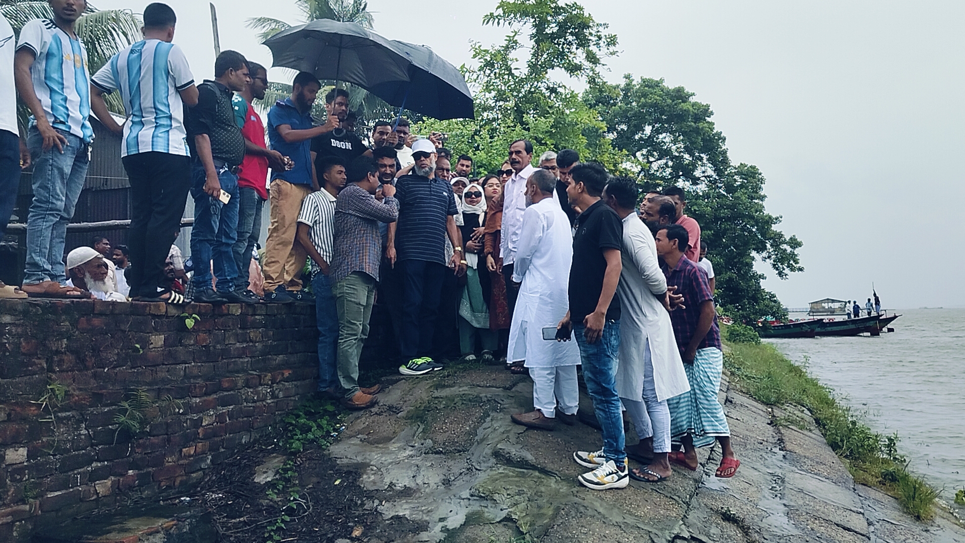 গজারিয়ায় নদীভাঙন পরিদর্শনে এমপি রতন, কাল থেকে কাজ শুরুর আশ্বাস