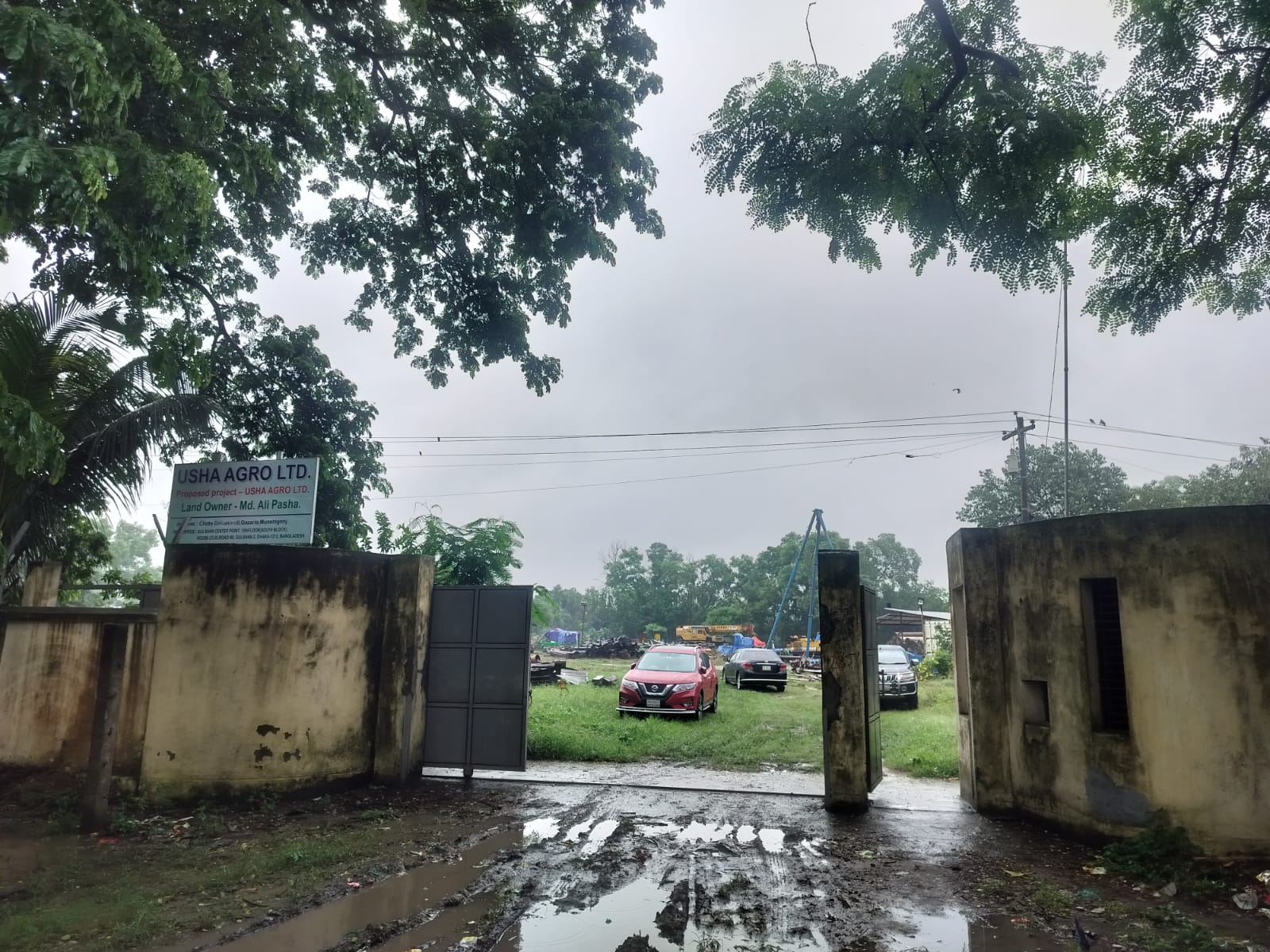 মুন্সিগঞ্জে মহাসড়কের পাশে গার্ড- কর্মকর্তাদের বেঁধে প্রতিষ্ঠানের মালামাল লুটের অভিযোগ