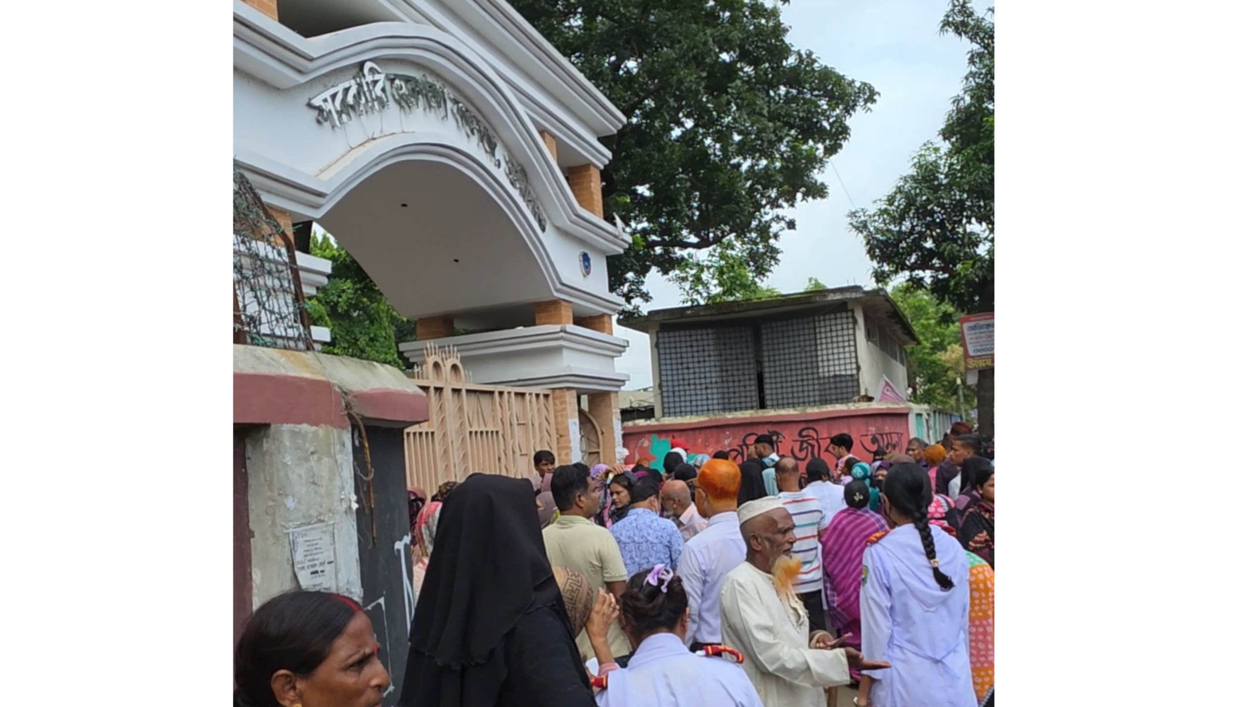 মুন্সিগঞ্জে এইচএসসি পরীক্ষার হলে মোবাইল ব্যবহার, সকল পরীক্ষা থেকে বহিষ্কার পরীক্ষার্থী
