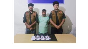 মুন্সিগঞ্জে ফেনসিডিলের বিকল্প ৭ বোতল ‘স্কাফ’সহ ধরা মাদক কারবারি