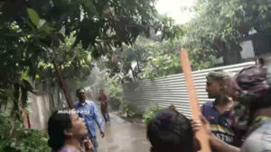 মুন্সিগঞ্জে বৃষ্টির মধ্যেই জমি নিয়ে সংঘর্ষে জড়ালো দুই পক্ষ, ককটেল বিস্ফোরণ- অস্ত্রের মহড়া